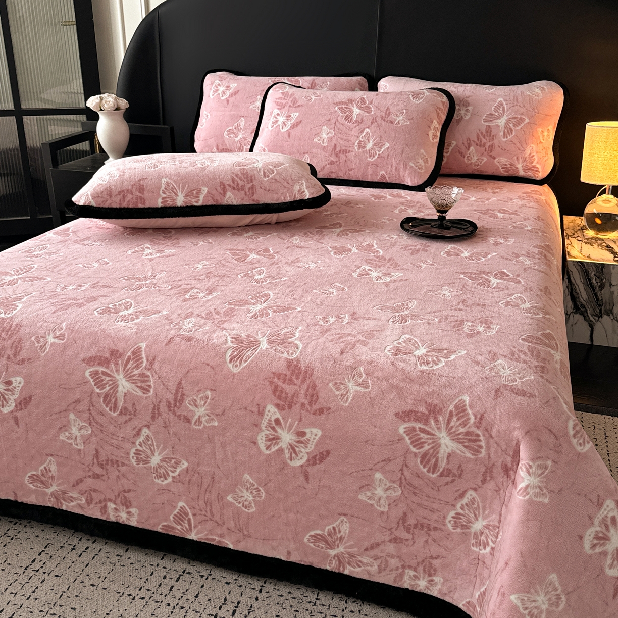 91家纺网 家纺一手货源 找家纺 卡罗兰 2025新款加绒加厚牛奶绒床盖 灵蝶-粉