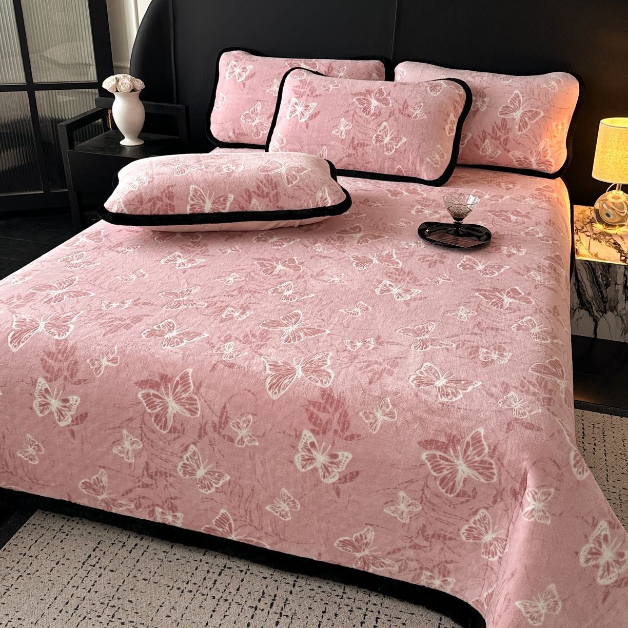 91家纺网 家纺一手货源 找家纺 卡罗兰 2025新款加绒加厚牛奶绒床盖 灵蝶-粉