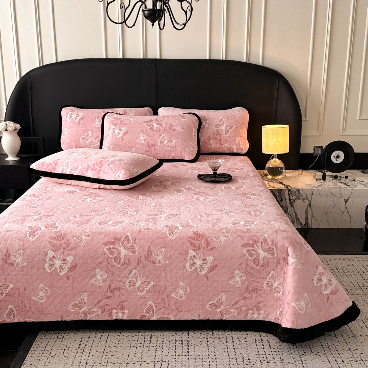 91家纺网 家纺一手货源 找家纺 卡罗兰 2025新款加绒加厚牛奶绒床盖 灵蝶-粉