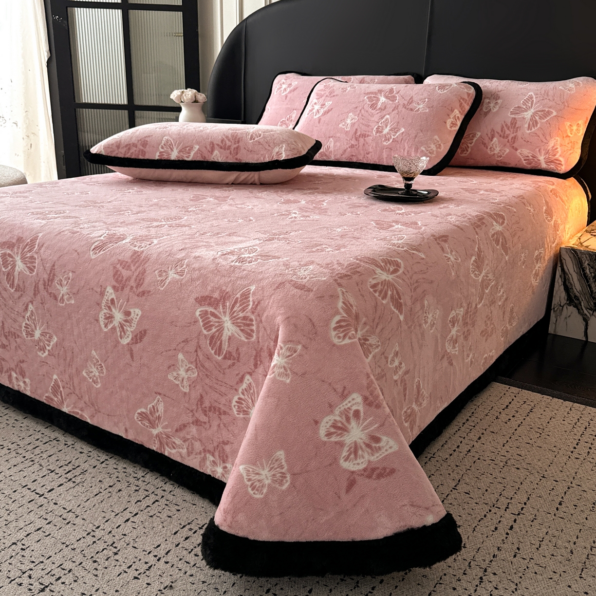 91家纺网 家纺一手货源 找家纺 卡罗兰 2025新款加绒加厚牛奶绒床盖 灵蝶-粉
