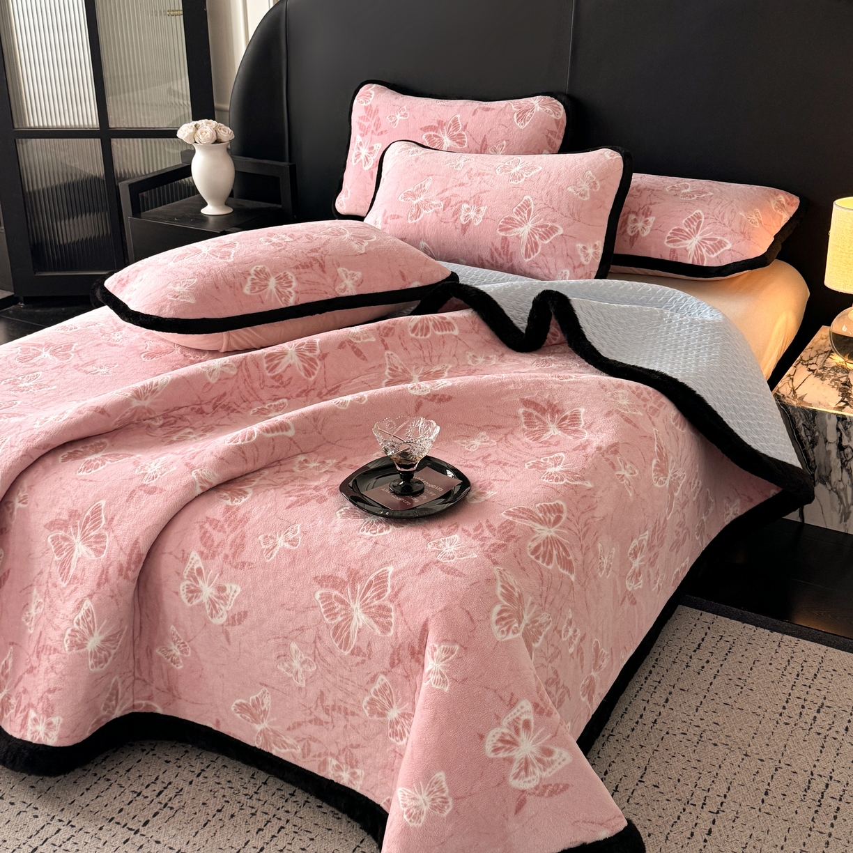 91家纺网 家纺一手货源 找家纺 卡罗兰 2025新款加绒加厚牛奶绒床盖 灵蝶-粉