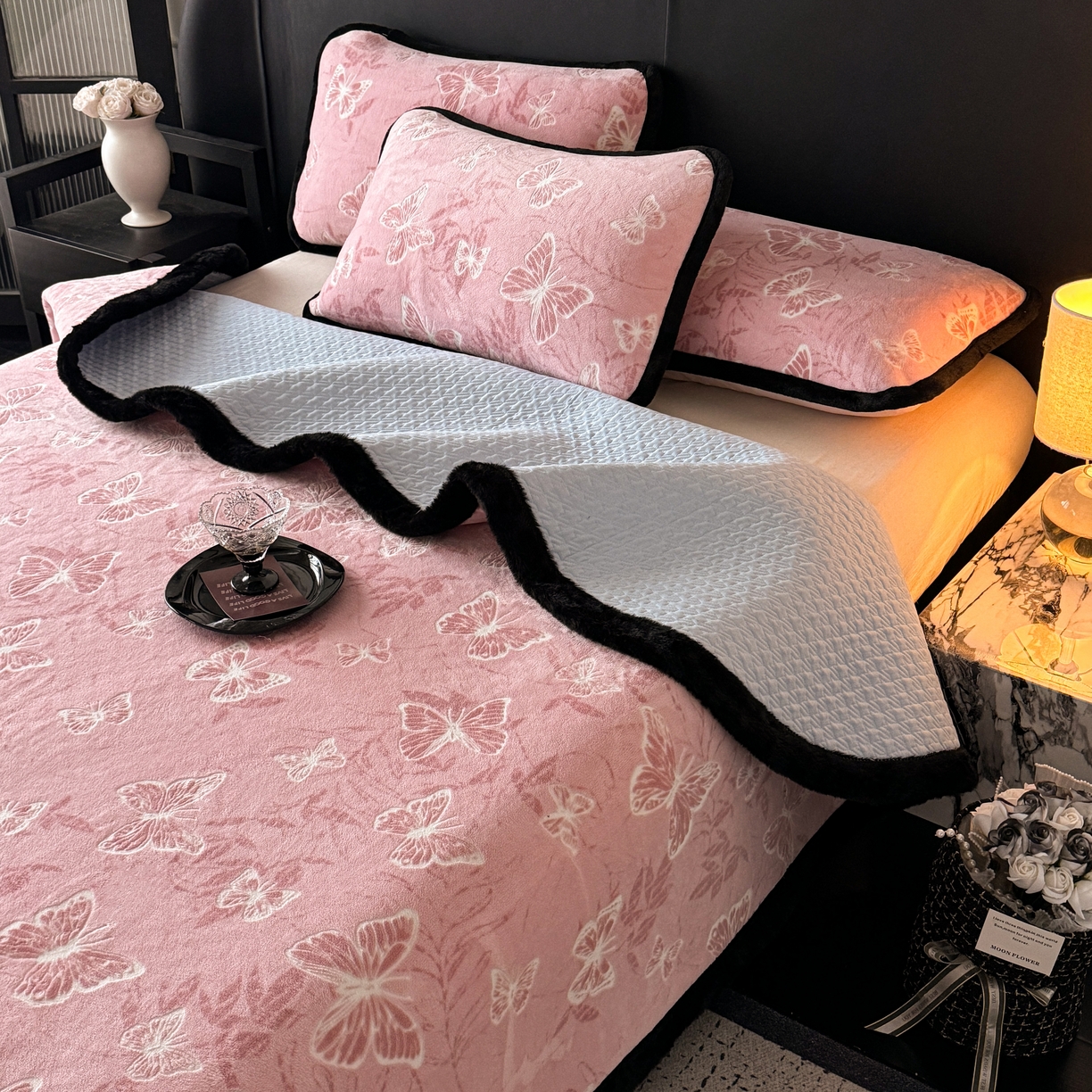 91家纺网 家纺一手货源 找家纺 卡罗兰 2025新款加绒加厚牛奶绒床盖 灵蝶-粉