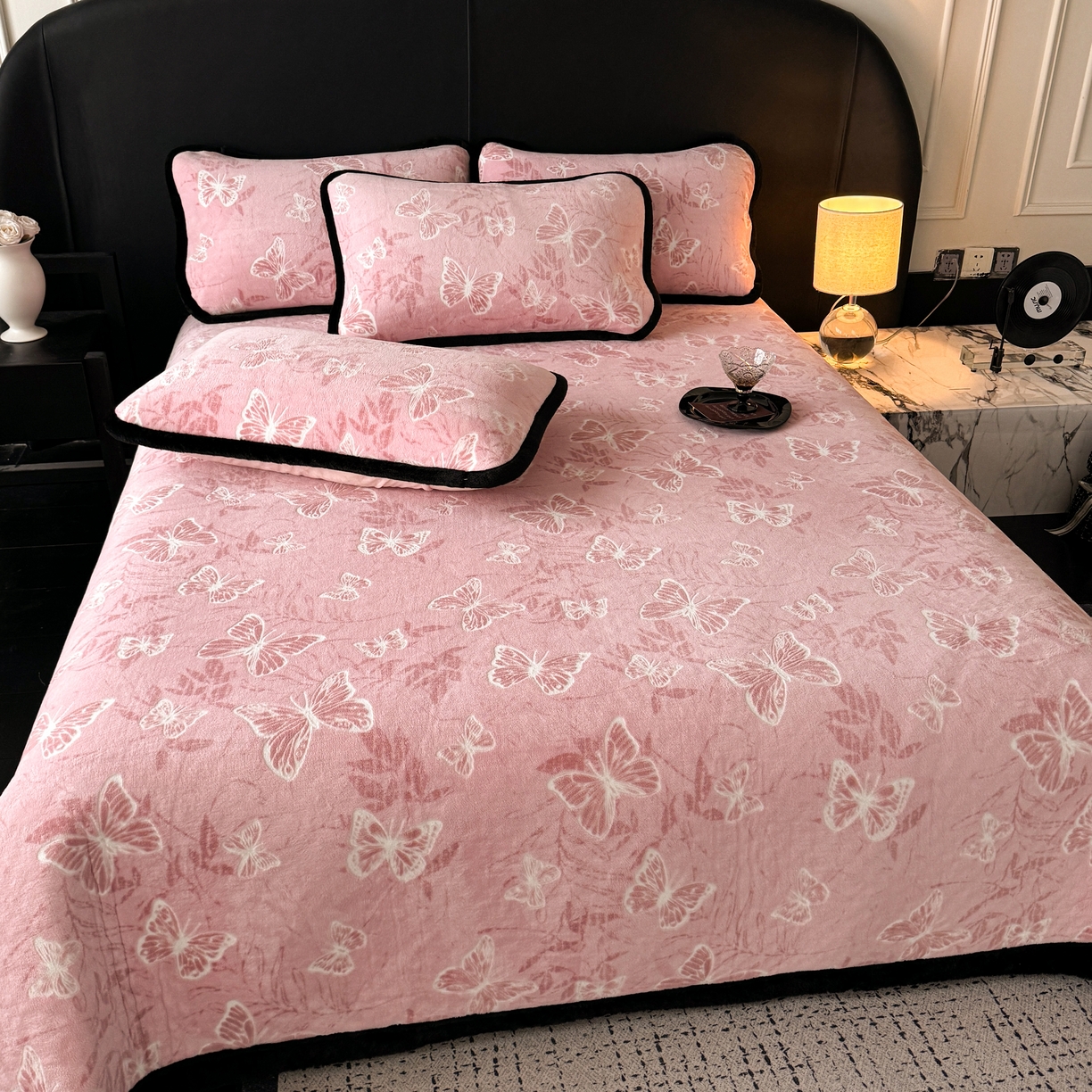 91家纺网 家纺一手货源 找家纺 卡罗兰 2025新款加绒加厚牛奶绒床盖 灵蝶-粉