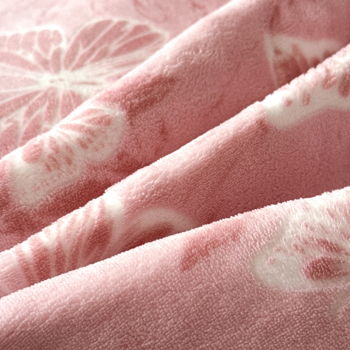 91家纺网 家纺一手货源 找家纺 卡罗兰 2025新款加绒加厚牛奶绒床盖 灵蝶-粉