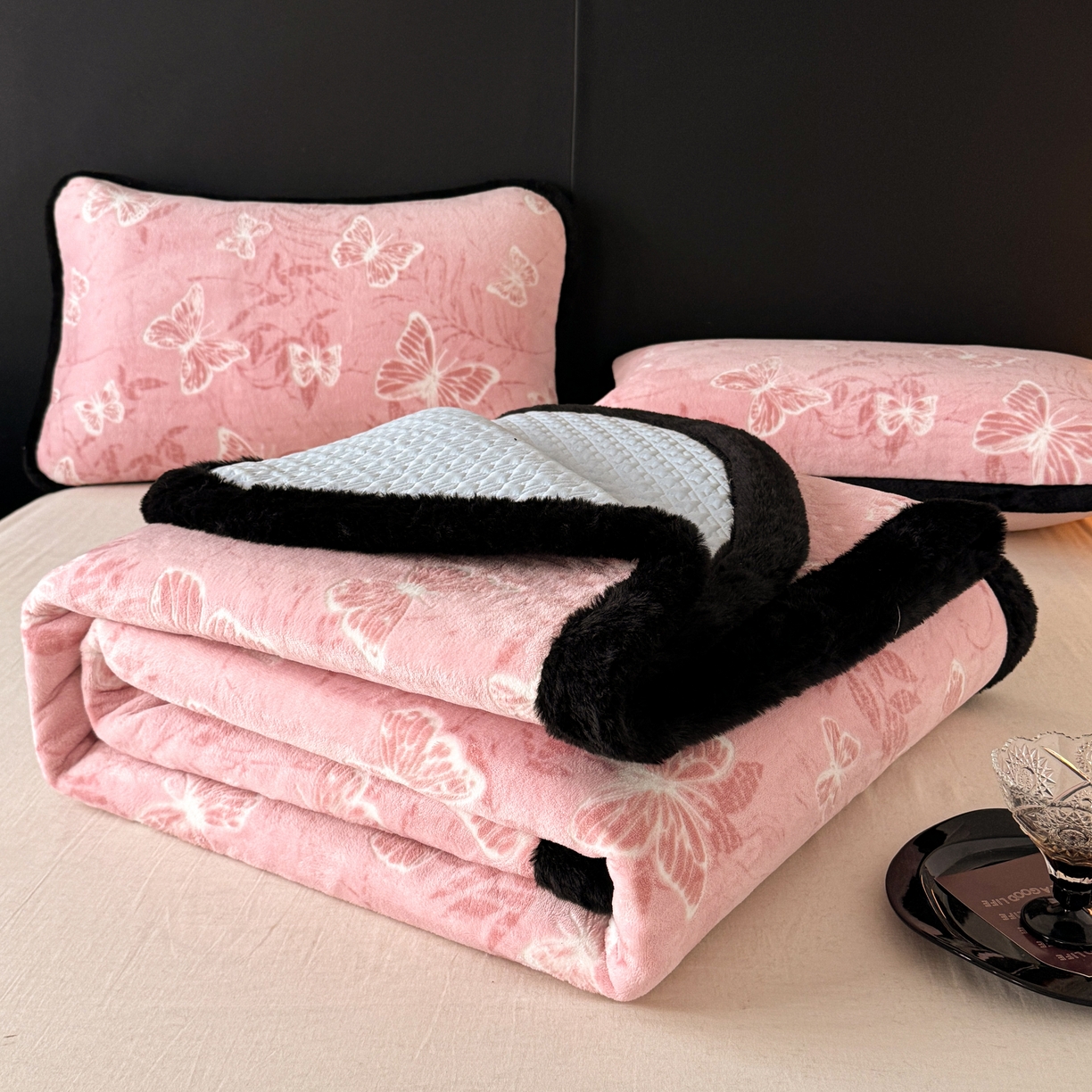 91家纺网 家纺一手货源 找家纺 卡罗兰 2025新款加绒加厚牛奶绒床盖 灵蝶-粉