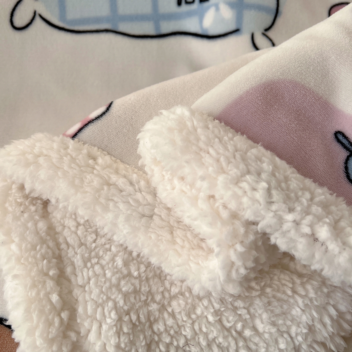 91家纺网 家纺一手货源 找家纺 耀悦家纺 2025新款高克重拉链多用羊羔绒毛毯牛奶绒抱枕枕芯 春日计划