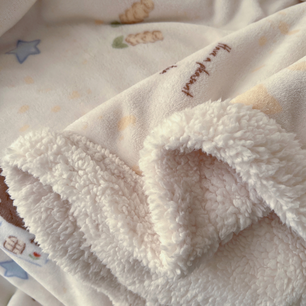 91家纺网 家纺一手货源 找家纺 耀悦家纺 2025新款高克重拉链多用羊羔绒毛毯牛奶绒抱枕枕芯 萌宠的田园生活