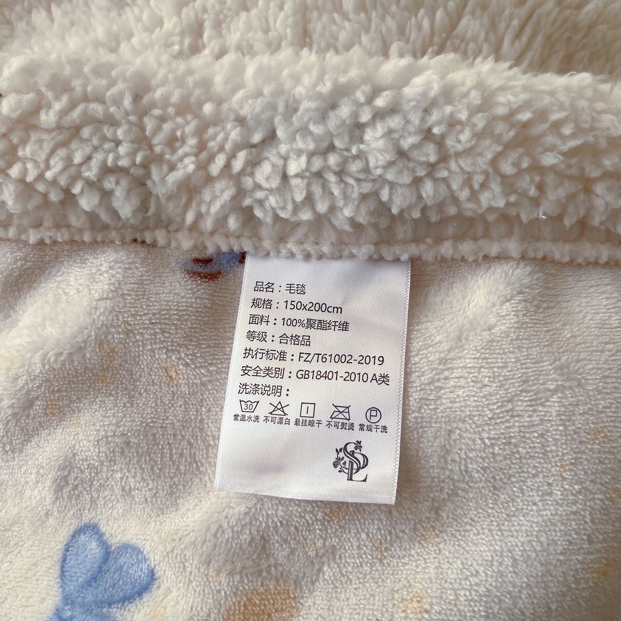 91家纺网 家纺一手货源 找家纺 耀悦家纺 2025新款高克重拉链多用羊羔绒毛毯牛奶绒抱枕枕芯 萌宠的田园生活