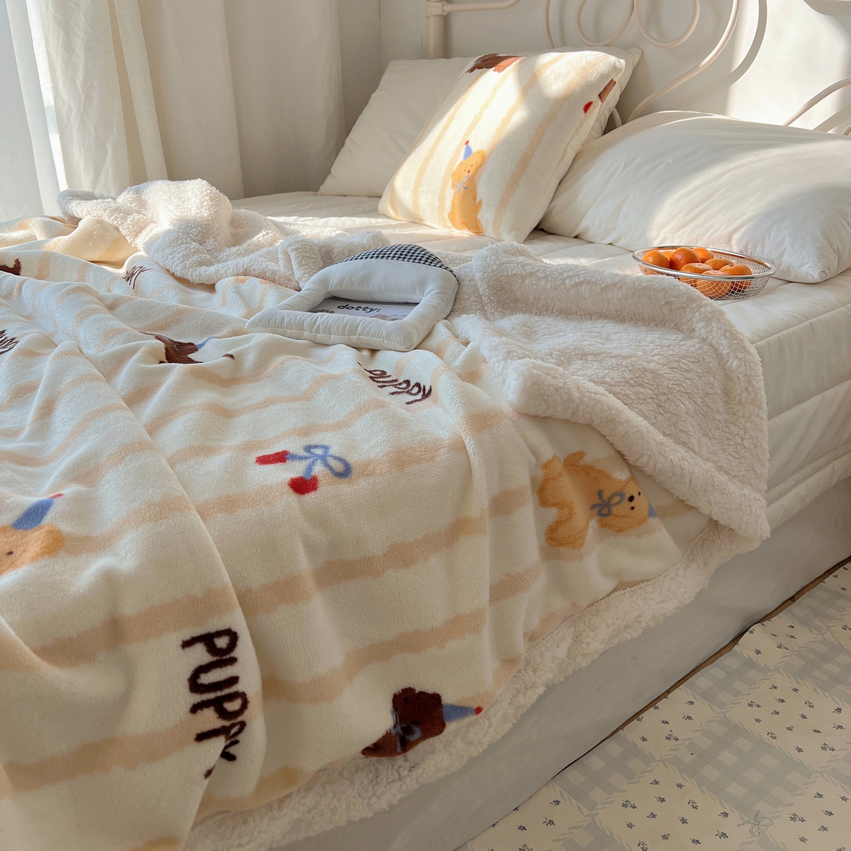 91家纺网 家纺一手货源 找家纺 耀悦家纺 2025新款高克重拉链多用羊羔绒毛毯牛奶绒抱枕枕芯 条纹优雅修狗