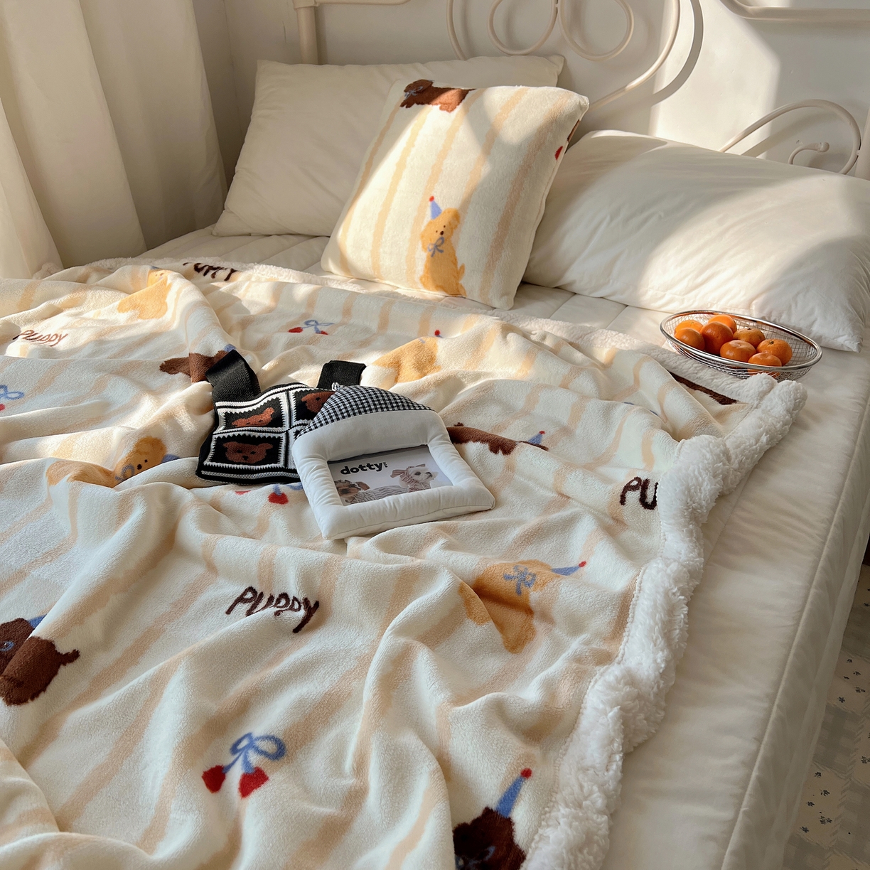 91家纺网 家纺一手货源 找家纺 耀悦家纺 2025新款高克重拉链多用羊羔绒毛毯牛奶绒抱枕枕芯 条纹优雅修狗