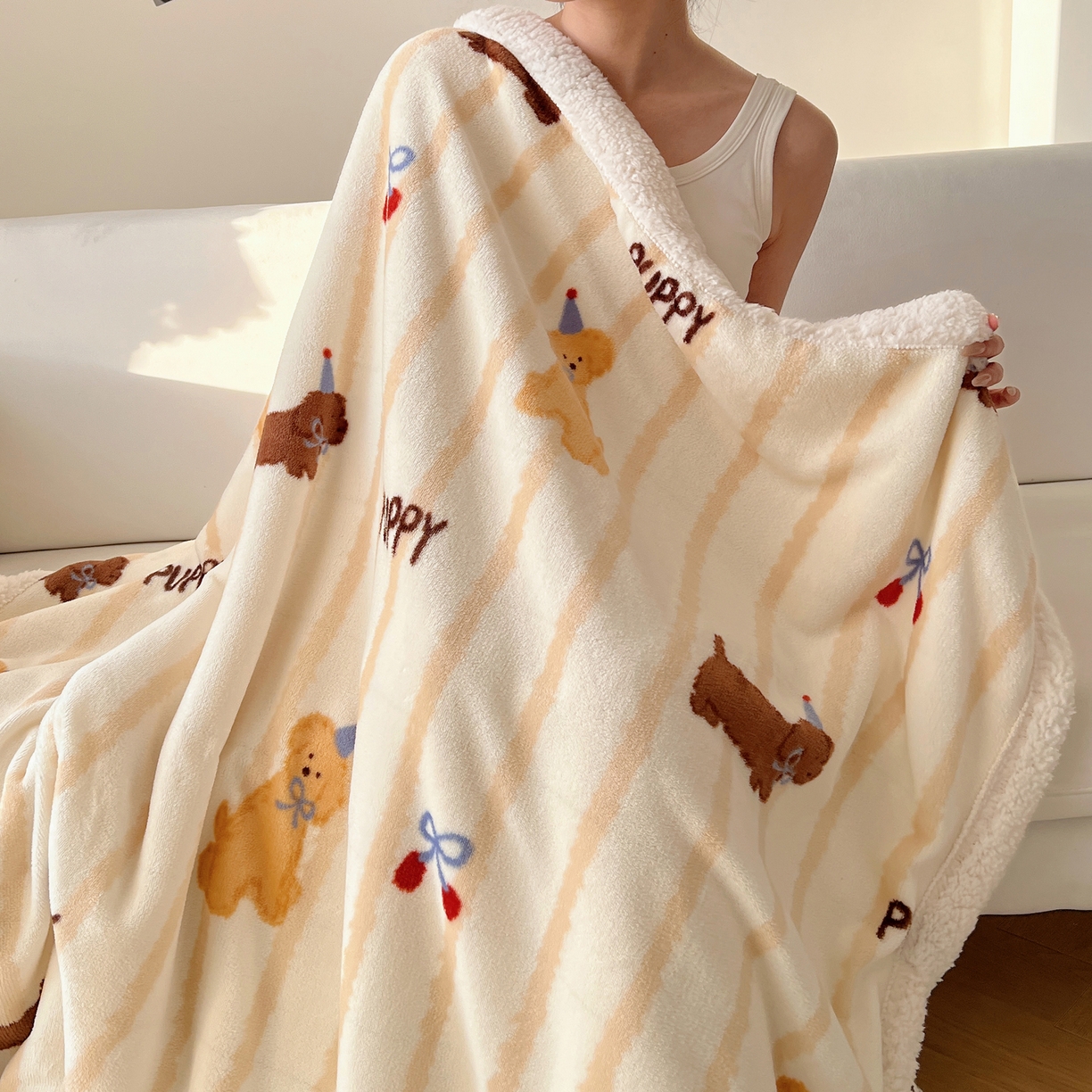 91家纺网 家纺一手货源 找家纺 耀悦家纺 2025新款高克重拉链多用羊羔绒毛毯牛奶绒抱枕枕芯 条纹优雅修狗