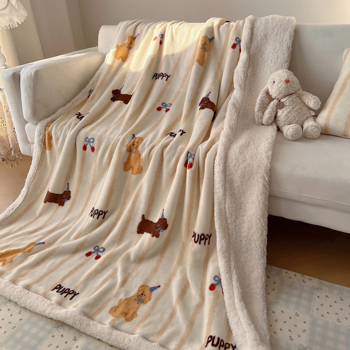 91家纺网 家纺一手货源 找家纺 耀悦家纺 2025新款高克重拉链多用羊羔绒毛毯牛奶绒抱枕枕芯 条纹优雅修狗