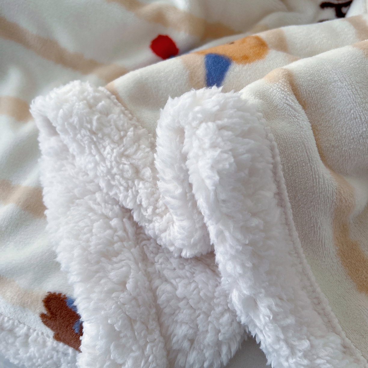 91家纺网 家纺一手货源 找家纺 耀悦家纺 2025新款高克重拉链多用羊羔绒毛毯牛奶绒抱枕枕芯 条纹优雅修狗