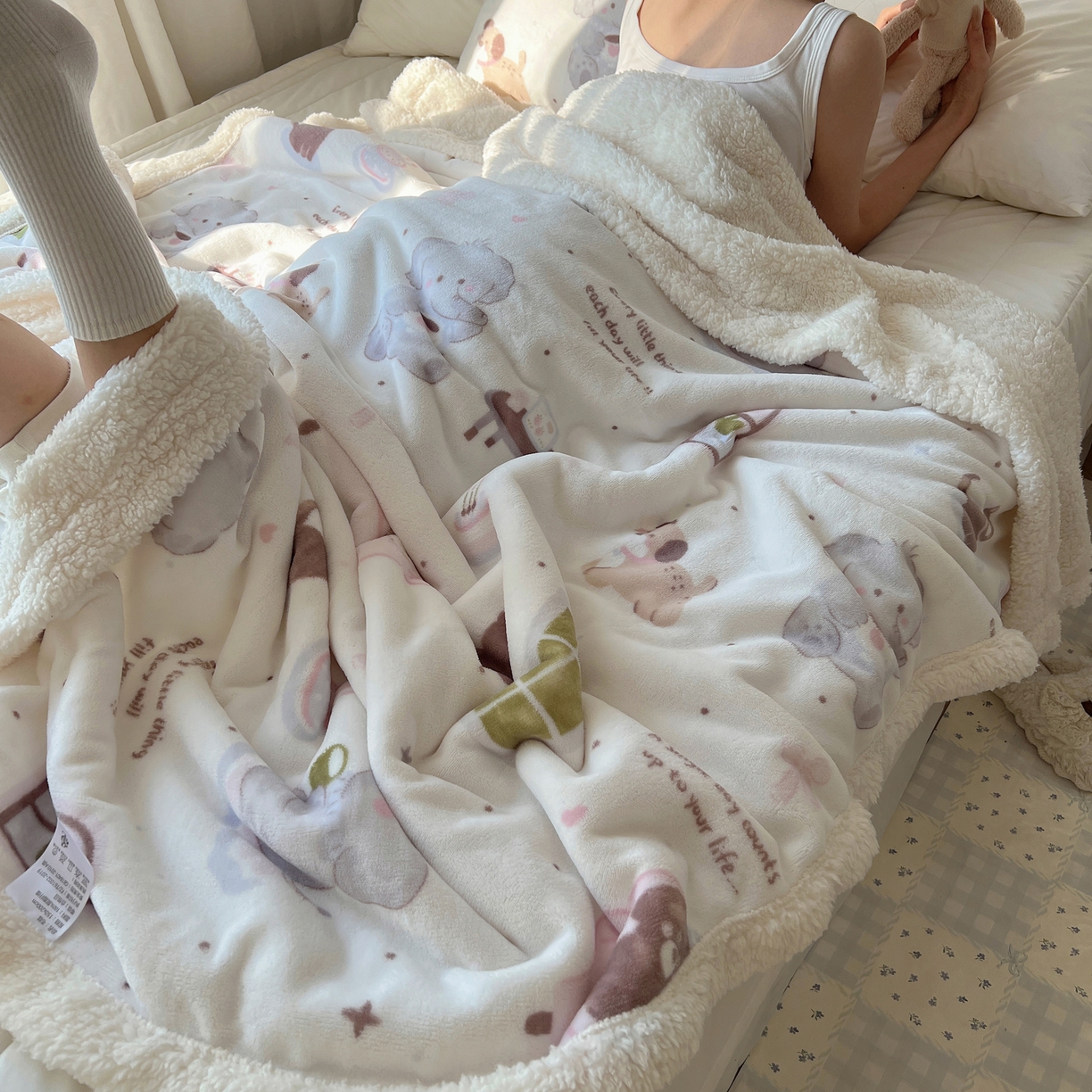 91家纺网 家纺一手货源 找家纺 耀悦家纺 2025新款高克重拉链多用羊羔绒毛毯牛奶绒抱枕枕芯 小象的生日聚会