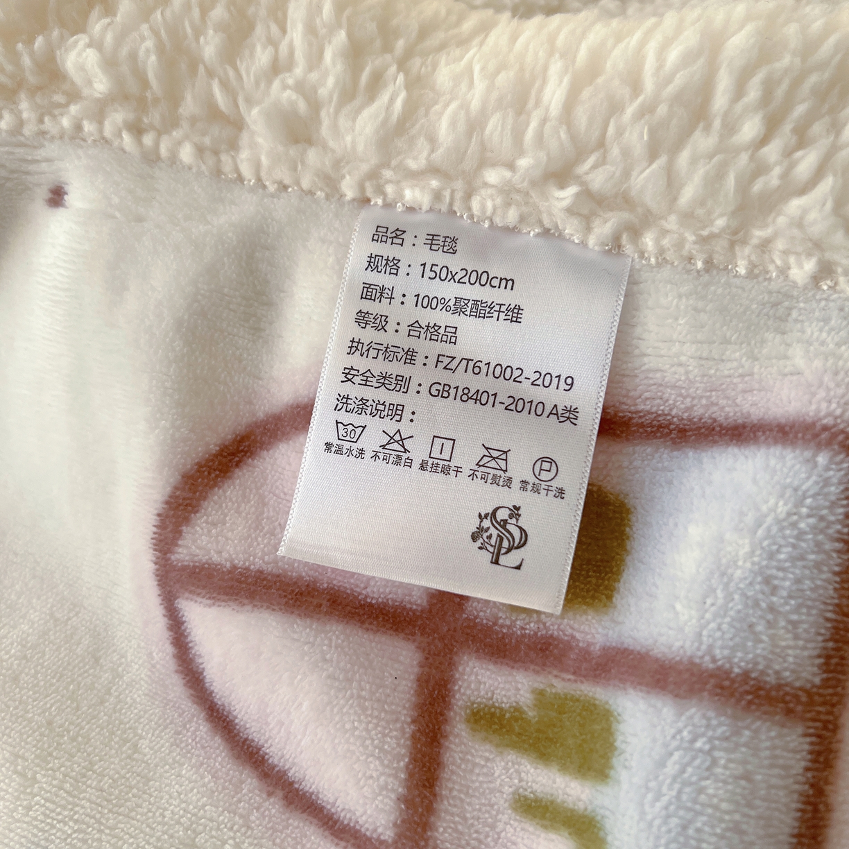 91家纺网 家纺一手货源 找家纺 耀悦家纺 2025新款高克重拉链多用羊羔绒毛毯牛奶绒抱枕枕芯 小象的生日聚会