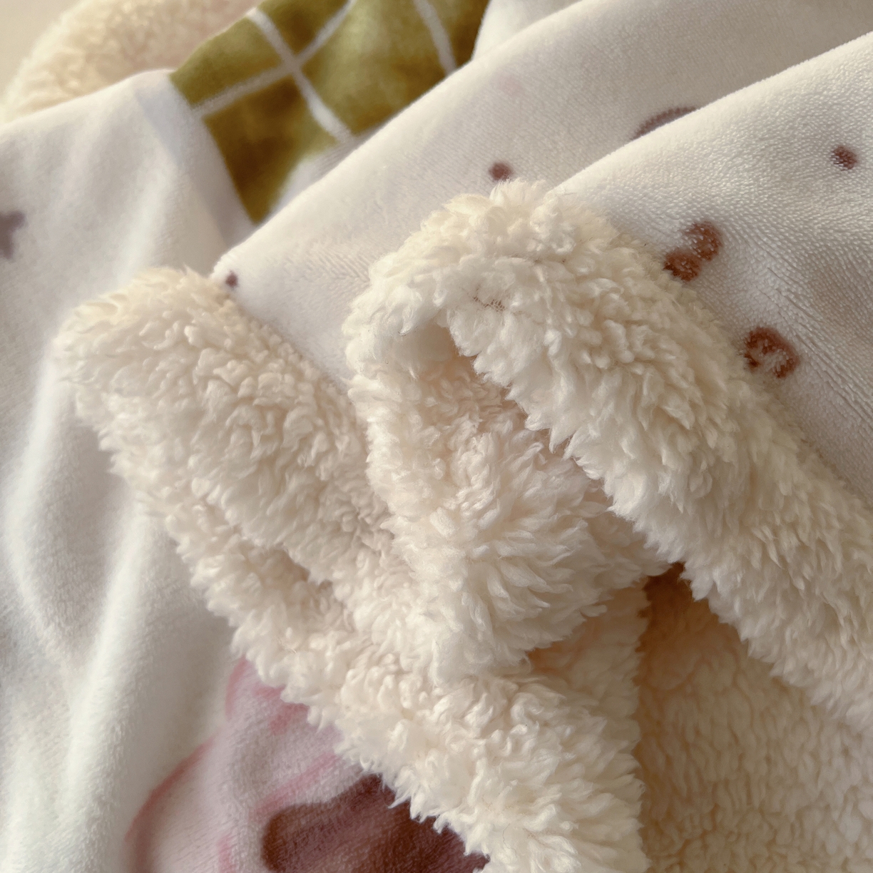 91家纺网 家纺一手货源 找家纺 耀悦家纺 2025新款高克重拉链多用羊羔绒毛毯牛奶绒抱枕枕芯 小象的生日聚会