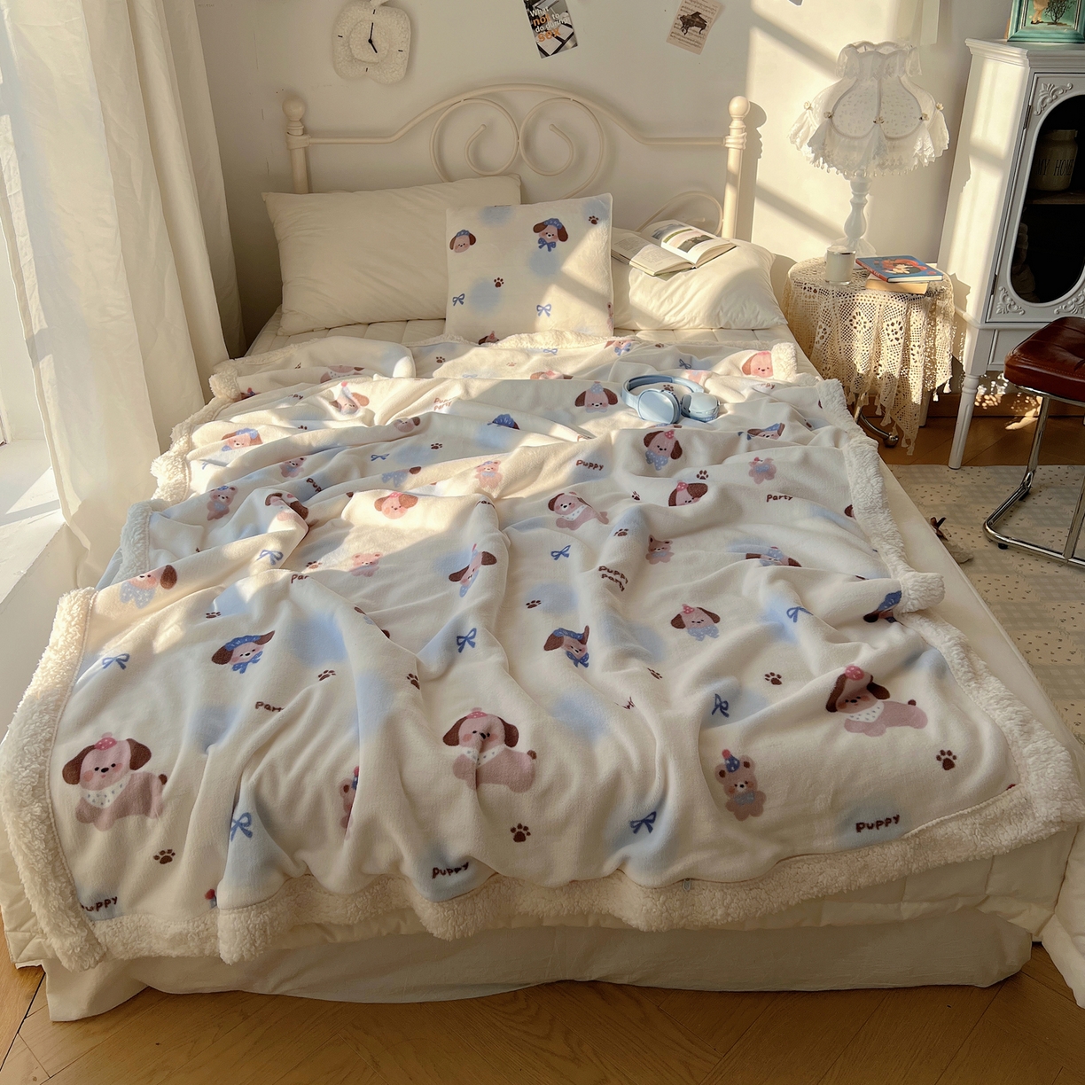 91家纺网 家纺一手货源 找家纺 耀悦家纺 2025新款高克重拉链多用羊羔绒毛毯牛奶绒抱枕枕芯 小奶狗派对