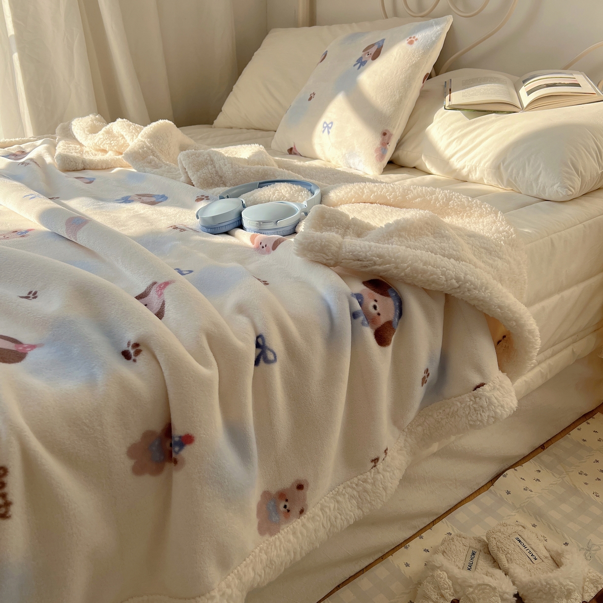 91家纺网 家纺一手货源 找家纺 耀悦家纺 2025新款高克重拉链多用羊羔绒毛毯牛奶绒抱枕枕芯 小奶狗派对