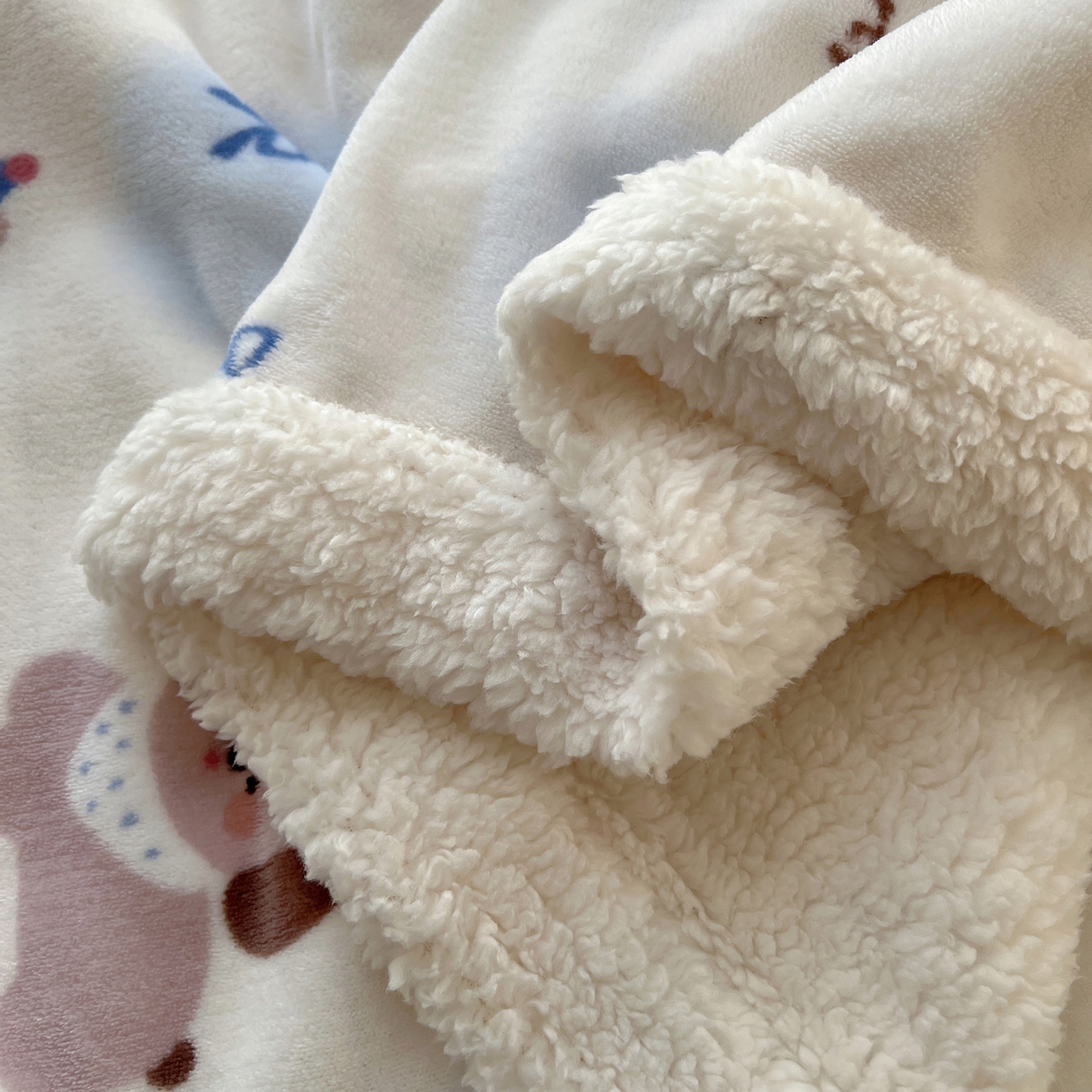 91家纺网 家纺一手货源 找家纺 耀悦家纺 2025新款高克重拉链多用羊羔绒毛毯牛奶绒抱枕枕芯 小奶狗派对