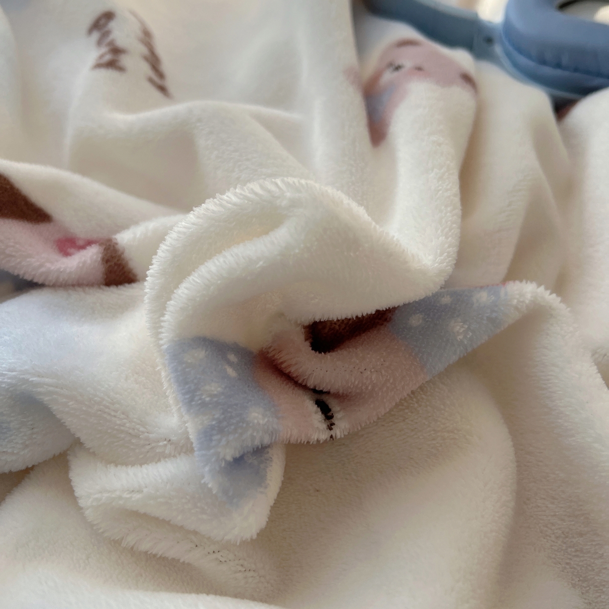 91家纺网 家纺一手货源 找家纺 耀悦家纺 2025新款高克重拉链多用羊羔绒毛毯牛奶绒抱枕枕芯 小奶狗派对