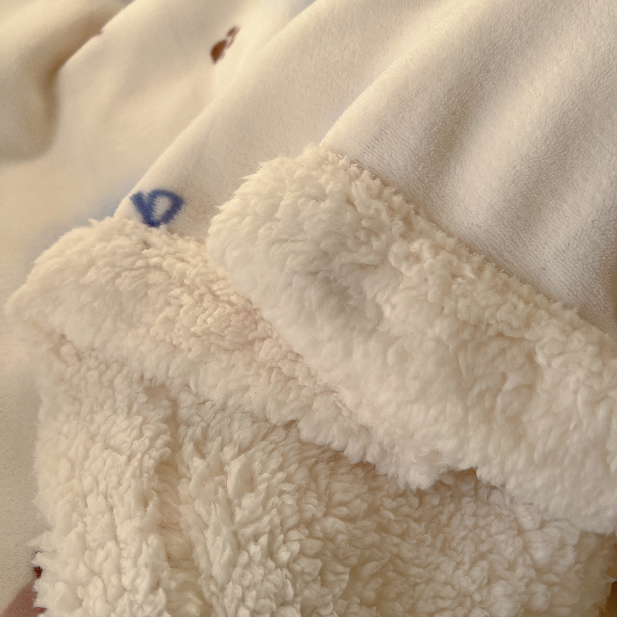 91家纺网 家纺一手货源 找家纺 耀悦家纺 2025新款高克重拉链多用羊羔绒毛毯牛奶绒抱枕枕芯 小奶狗派对