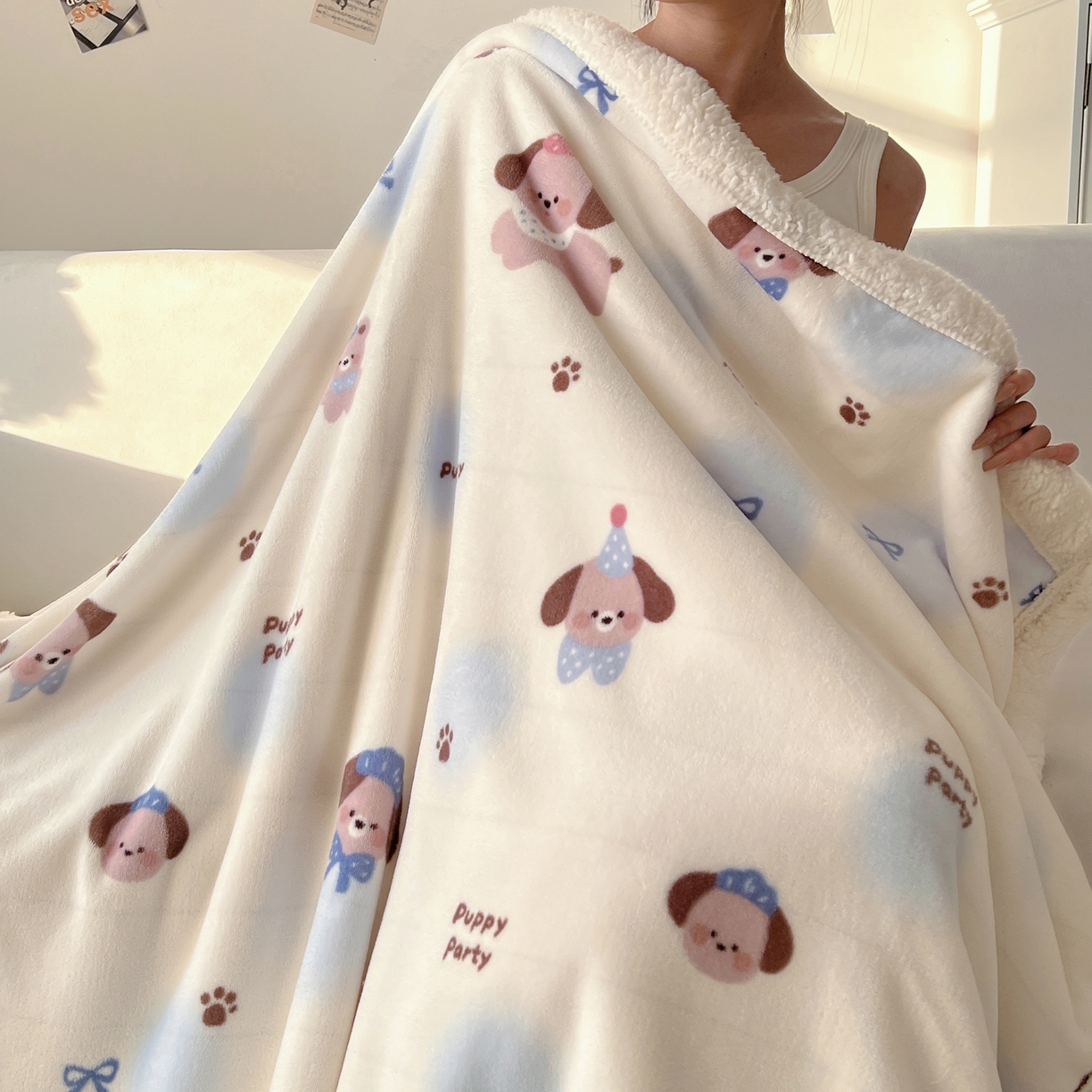 91家纺网 家纺一手货源 找家纺 耀悦家纺 2025新款高克重拉链多用羊羔绒毛毯牛奶绒抱枕枕芯 小奶狗派对