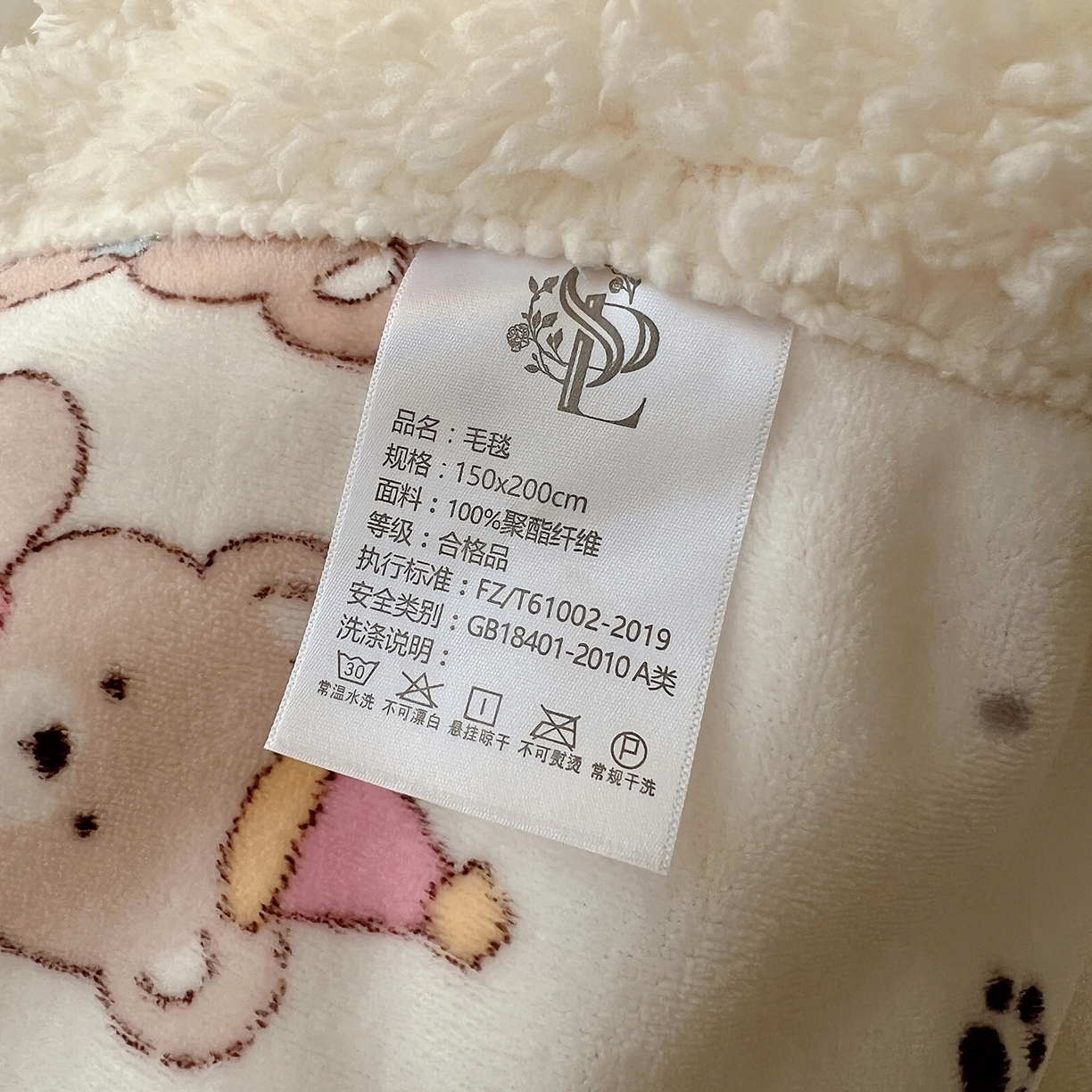 91家纺网 家纺一手货源 找家纺 耀悦家纺 2025新款高克重拉链多用羊羔绒毛毯牛奶绒抱枕枕芯 音乐与美食的周末