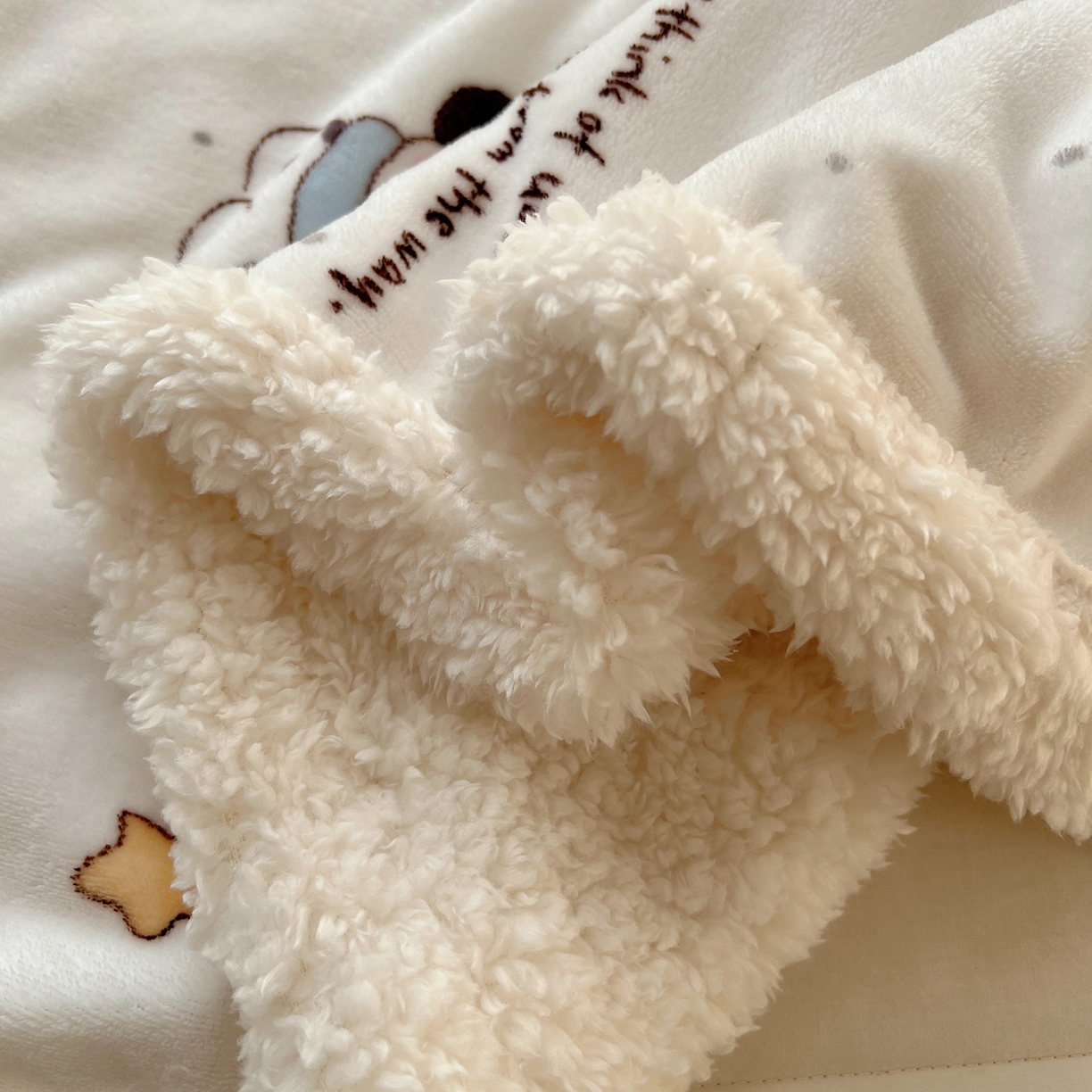 91家纺网 家纺一手货源 找家纺 耀悦家纺 2025新款高克重拉链多用羊羔绒毛毯牛奶绒抱枕枕芯 音乐与美食的周末