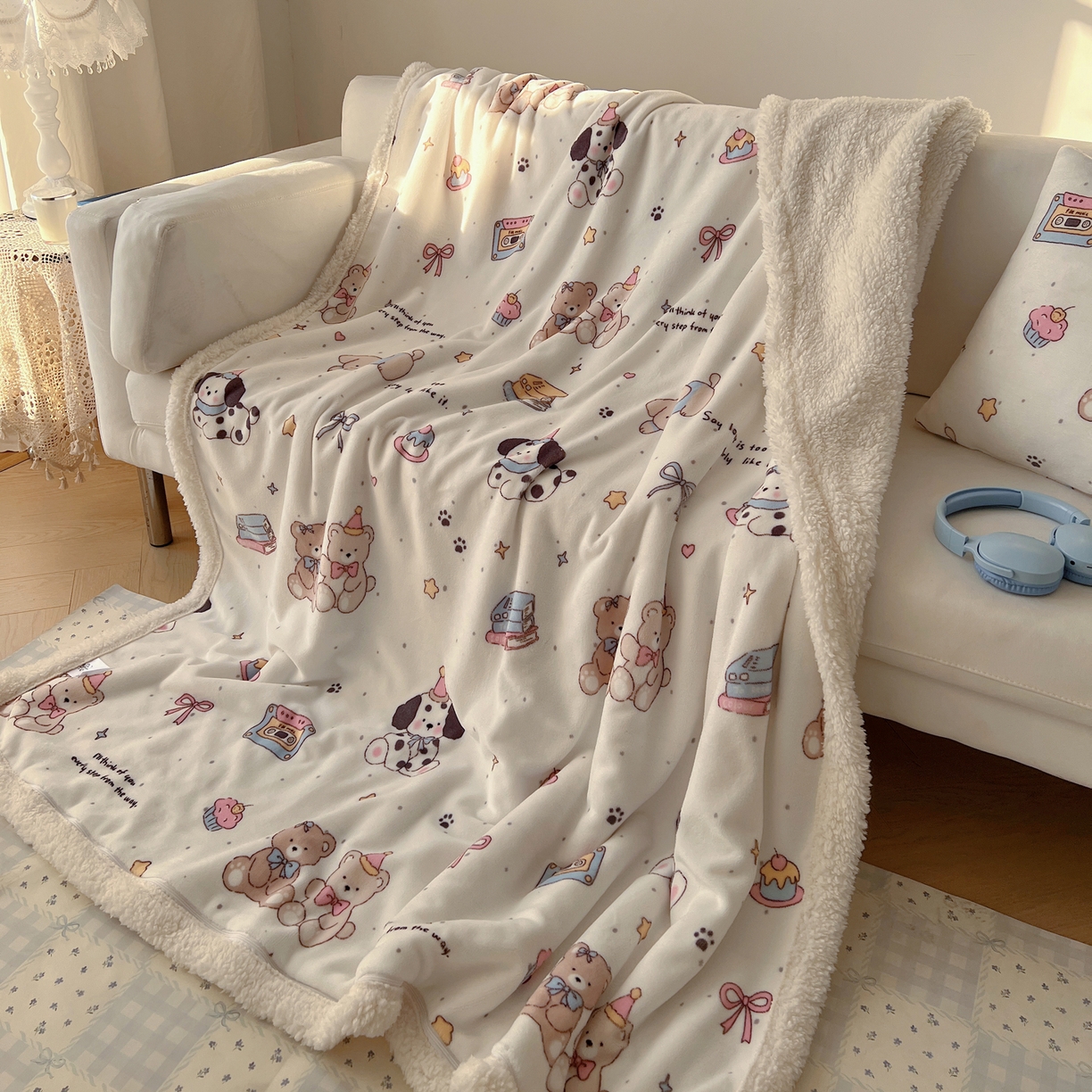 91家纺网 家纺一手货源 找家纺 耀悦家纺 2025新款高克重拉链多用羊羔绒毛毯牛奶绒抱枕枕芯 音乐与美食的周末