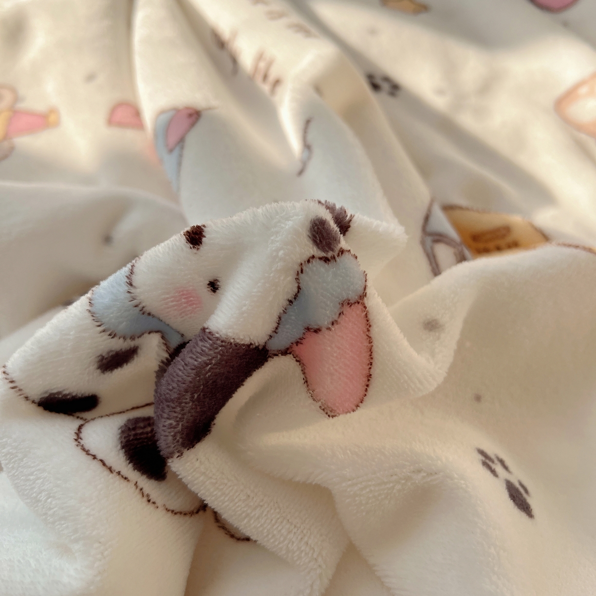 91家纺网 家纺一手货源 找家纺 耀悦家纺 2025新款高克重拉链多用羊羔绒毛毯牛奶绒抱枕枕芯 音乐与美食的周末