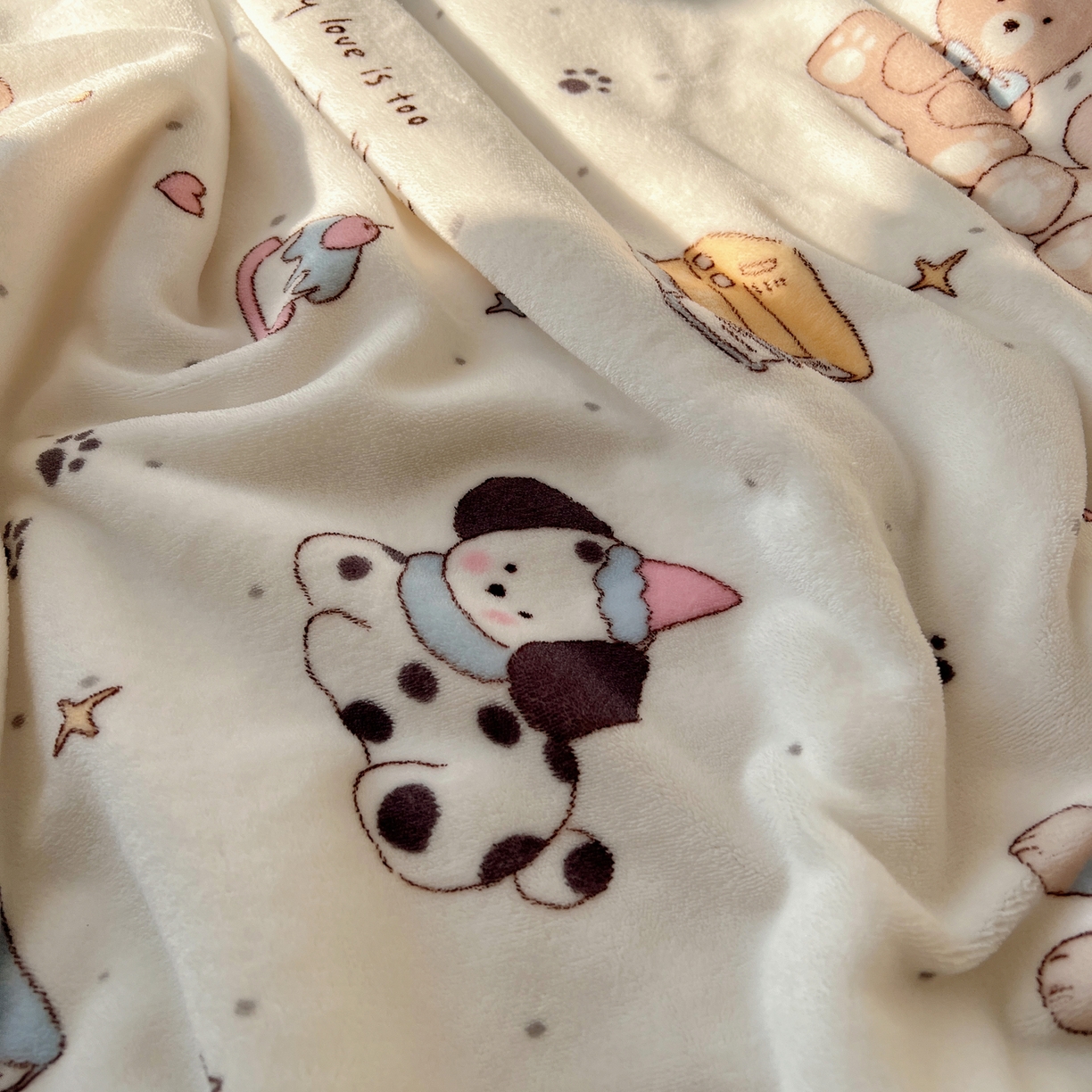 91家纺网 家纺一手货源 找家纺 耀悦家纺 2025新款高克重拉链多用羊羔绒毛毯牛奶绒抱枕枕芯 音乐与美食的周末