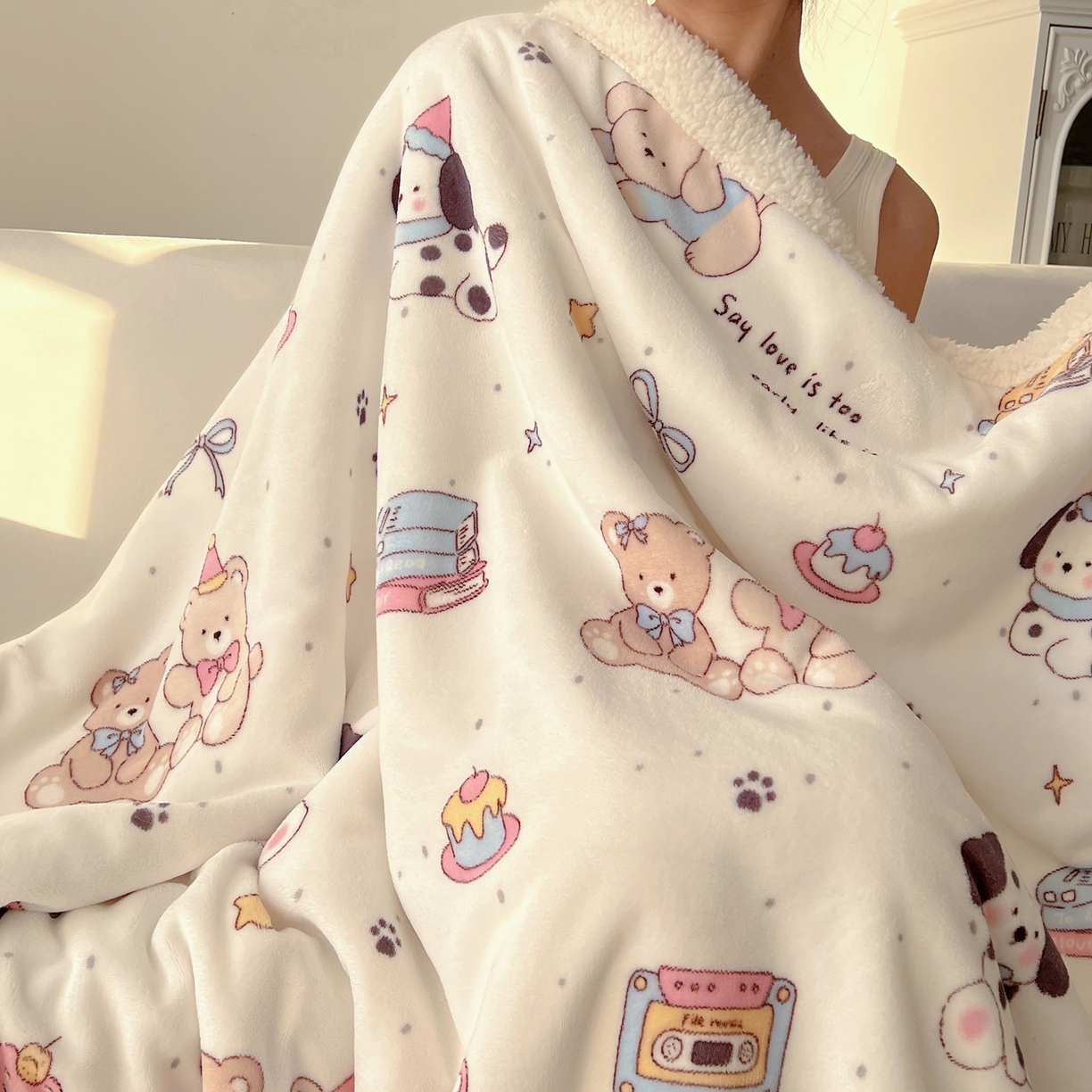 91家纺网 家纺一手货源 找家纺 耀悦家纺 2025新款高克重拉链多用羊羔绒毛毯牛奶绒抱枕枕芯 音乐与美食的周末