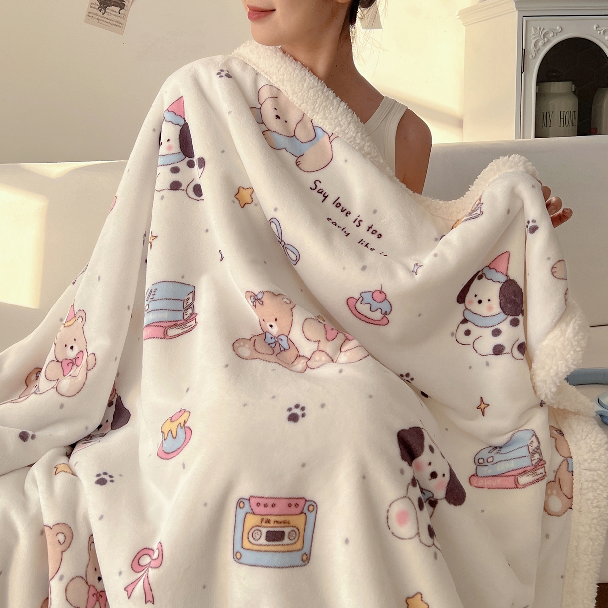 91家纺网 家纺一手货源 找家纺 耀悦家纺 2025新款高克重拉链多用羊羔绒毛毯牛奶绒抱枕枕芯 音乐与美食的周末