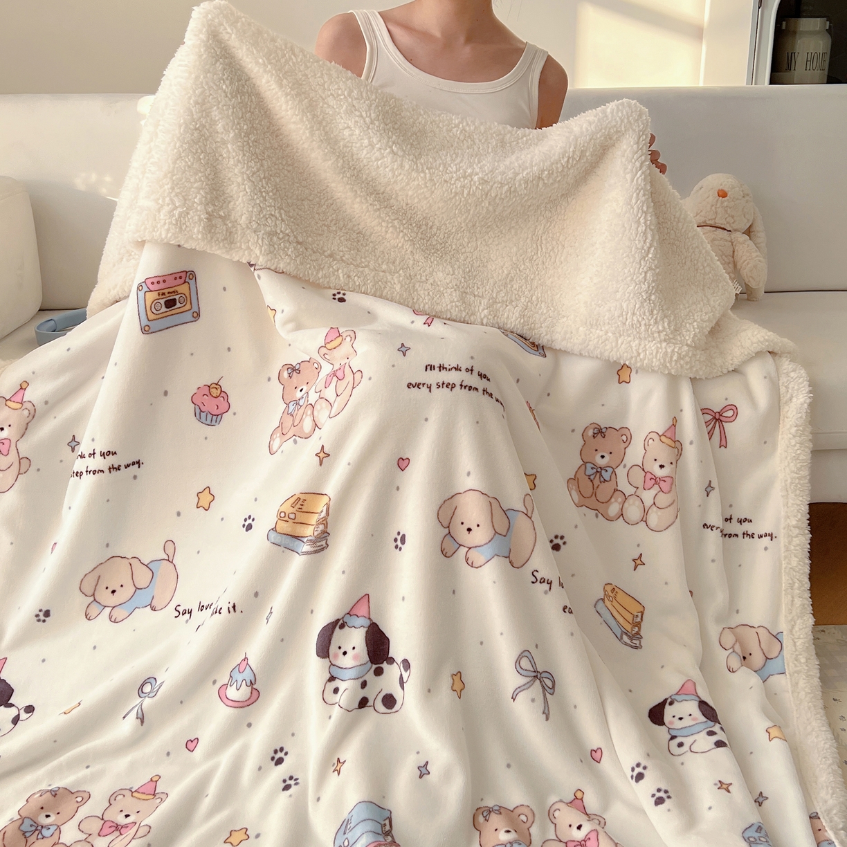 91家纺网 家纺一手货源 找家纺 耀悦家纺 2025新款高克重拉链多用羊羔绒毛毯牛奶绒抱枕枕芯 音乐与美食的周末