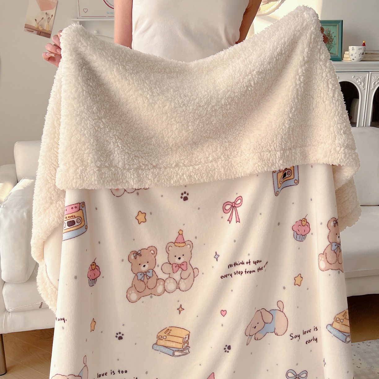 91家纺网 家纺一手货源 找家纺 耀悦家纺 2025新款高克重拉链多用羊羔绒毛毯牛奶绒抱枕枕芯 音乐与美食的周末