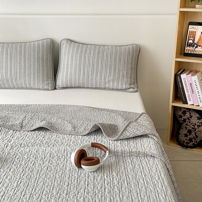 91家纺网 家纺一手货源 找家纺 金绣美居 2025新款全棉婴儿绒包边款四季盖毯可铺可盖高温水洗毯床盖三件套 简约线条