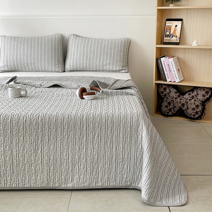 91家纺网 家纺一手货源 找家纺 金绣美居 2025新款全棉婴儿绒包边款四季盖毯可铺可盖高温水洗毯床盖三件套 简约线条