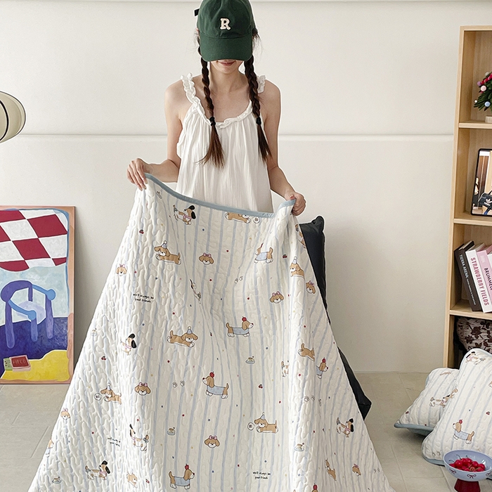 91家纺网 家纺一手货源 找家纺 金绣美居 2025新款全棉婴儿绒包边款四季盖毯可铺可盖高温水洗毯床盖三件套 糖纸童年