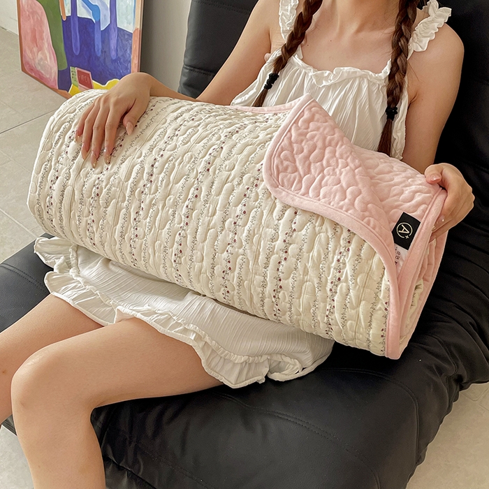 91家纺网 家纺一手货源 找家纺 金绣美居 2025新款全棉婴儿绒包边款四季盖毯可铺可盖高温水洗毯床盖三件套 夏有乔木