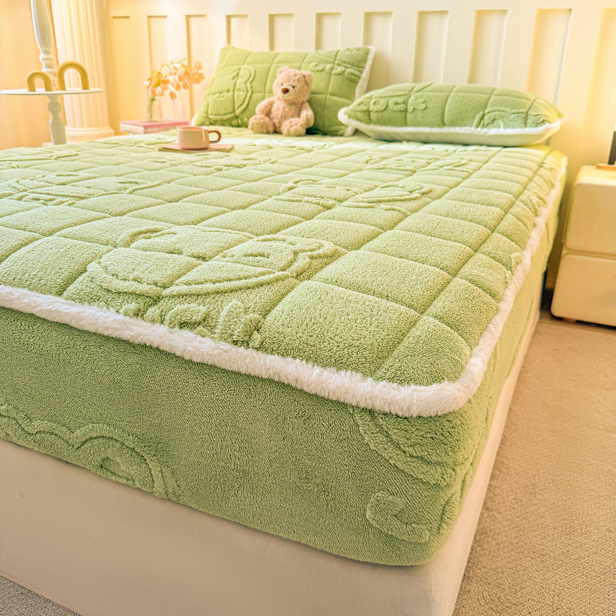 91家纺网 家纺一手货源 找家纺 予梦家纺 2025新款塔芙绒夹棉床笠单床笠 萌萌熊 果绿