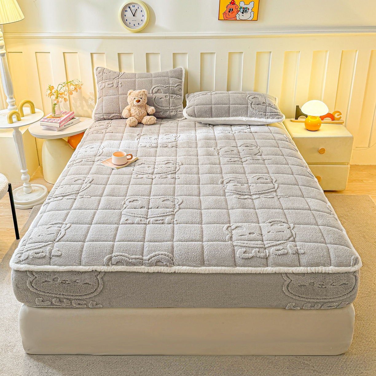 91家纺网 家纺一手货源 找家纺 予梦家纺 2025新款塔芙绒夹棉床笠单床笠 萌萌熊 星灰