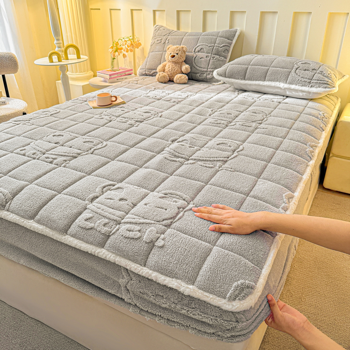 91家纺网 家纺一手货源 找家纺 予梦家纺 2025新款塔芙绒夹棉床笠单床笠 萌萌熊 星灰