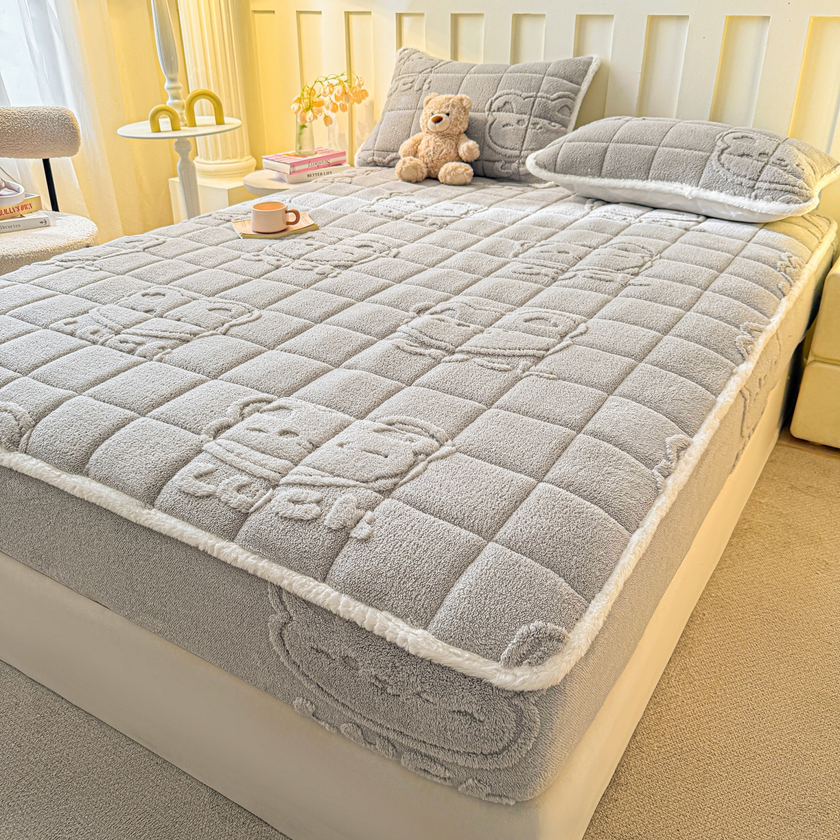 91家纺网 家纺一手货源 找家纺 予梦家纺 2025新款塔芙绒夹棉床笠单床笠 萌萌熊 星灰