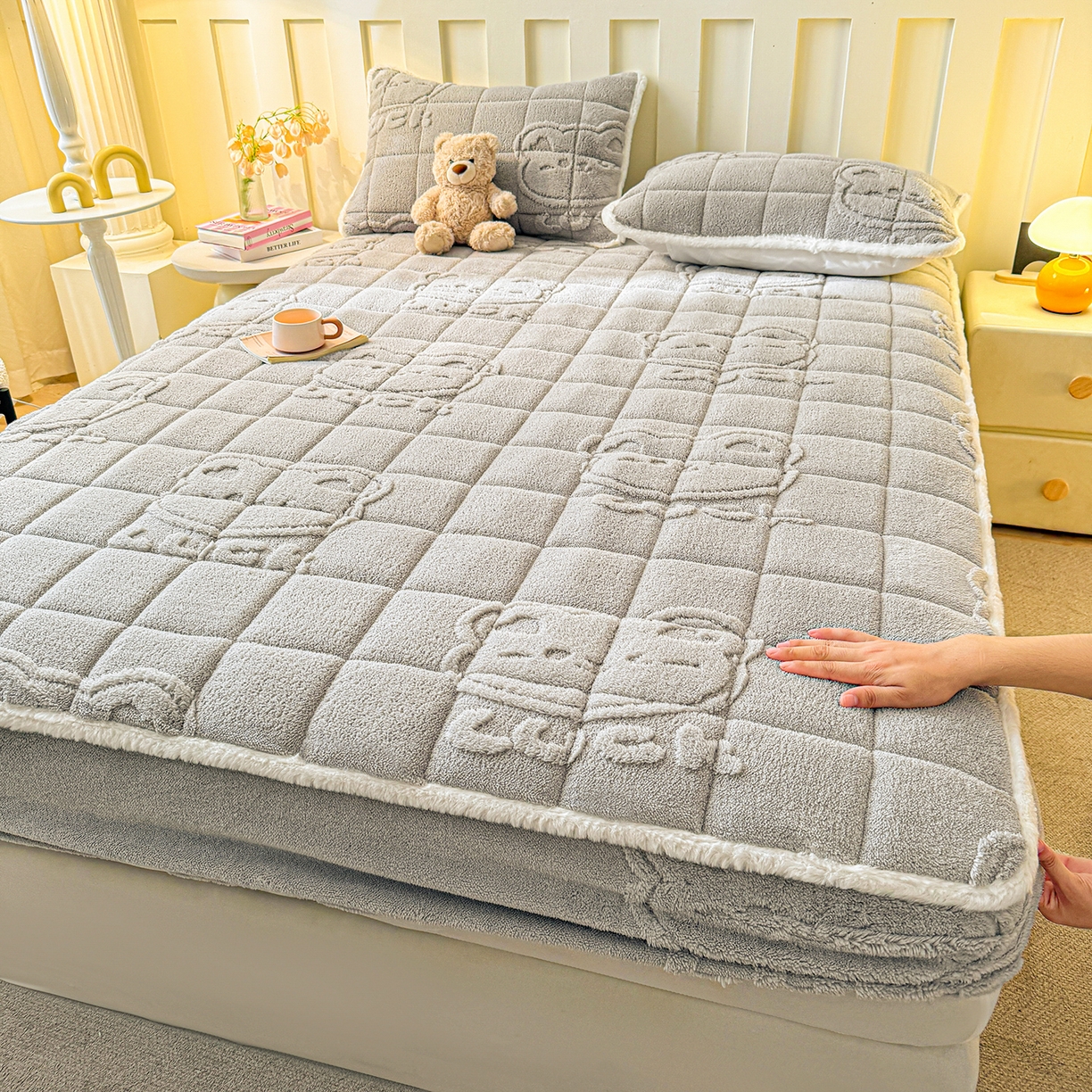 91家纺网 家纺一手货源 找家纺 予梦家纺 2025新款塔芙绒夹棉床笠单床笠 萌萌熊 星灰