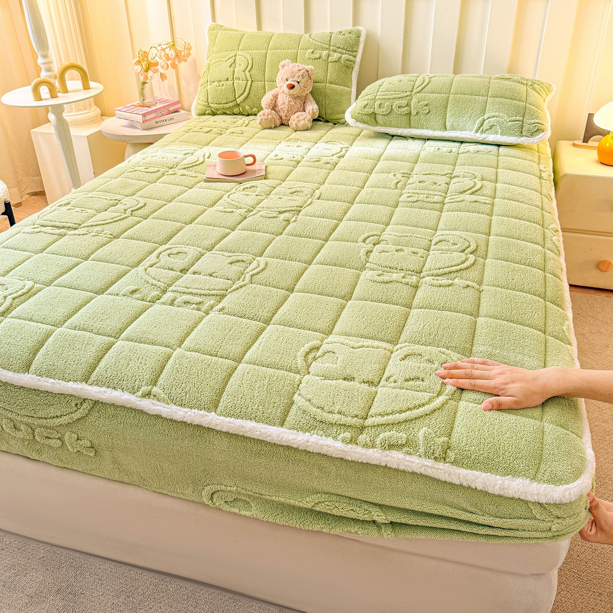 91家纺网 家纺一手货源 找家纺 予梦家纺 2025新款塔芙绒夹棉床笠单床笠 萌萌熊 果绿