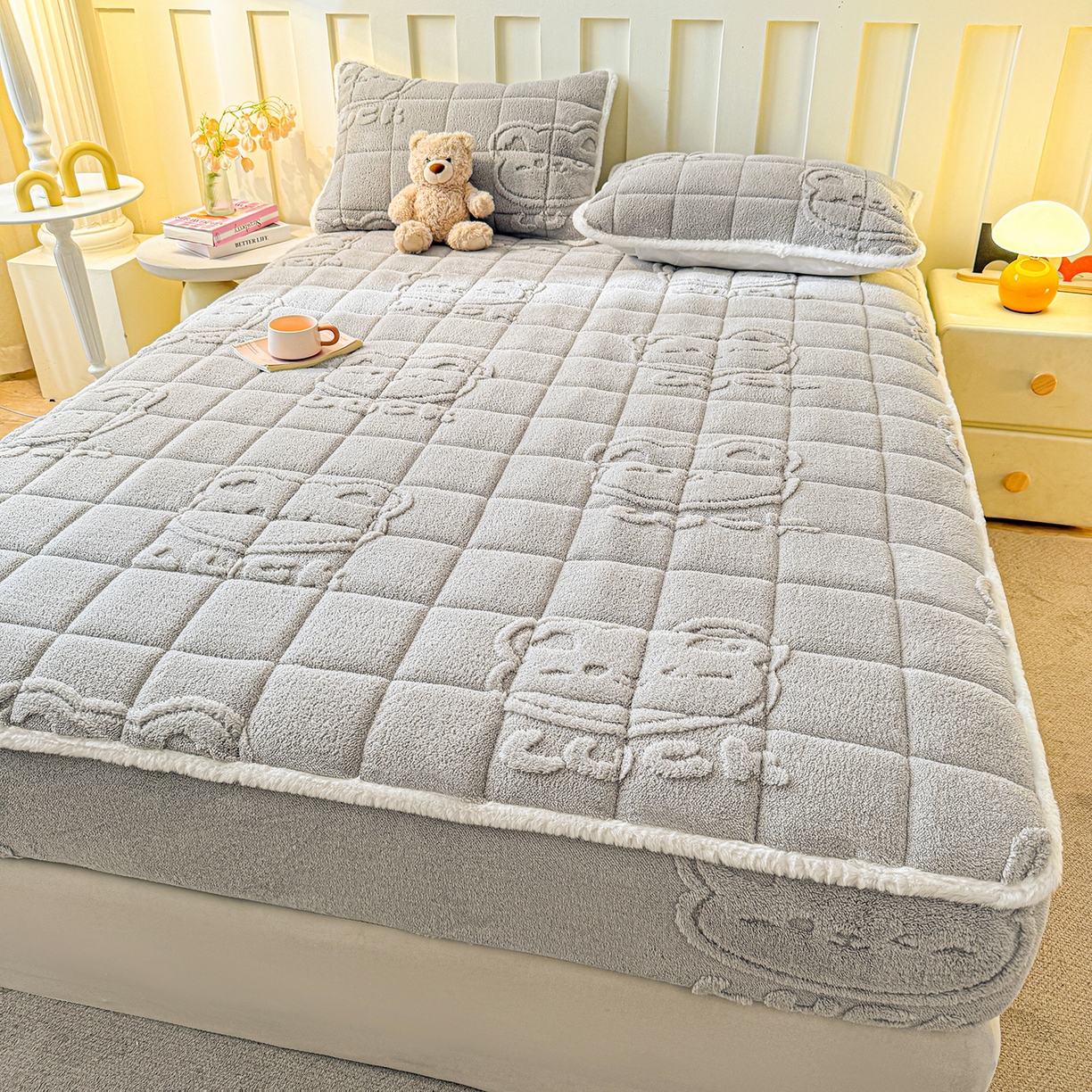 91家纺网 家纺一手货源 找家纺 予梦家纺 2025新款塔芙绒夹棉床笠单床笠 萌萌熊 星灰