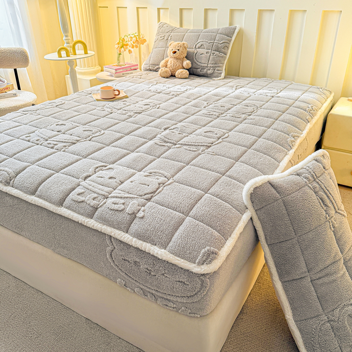 91家纺网 家纺一手货源 找家纺 予梦家纺 2025新款塔芙绒夹棉床笠单床笠 萌萌熊 星灰