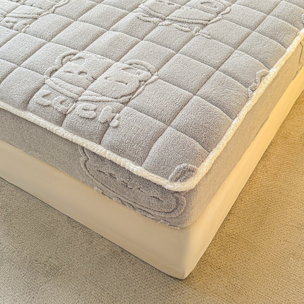 91家纺网 家纺一手货源 找家纺 予梦家纺 2025新款塔芙绒夹棉床笠单床笠 萌萌熊 星灰