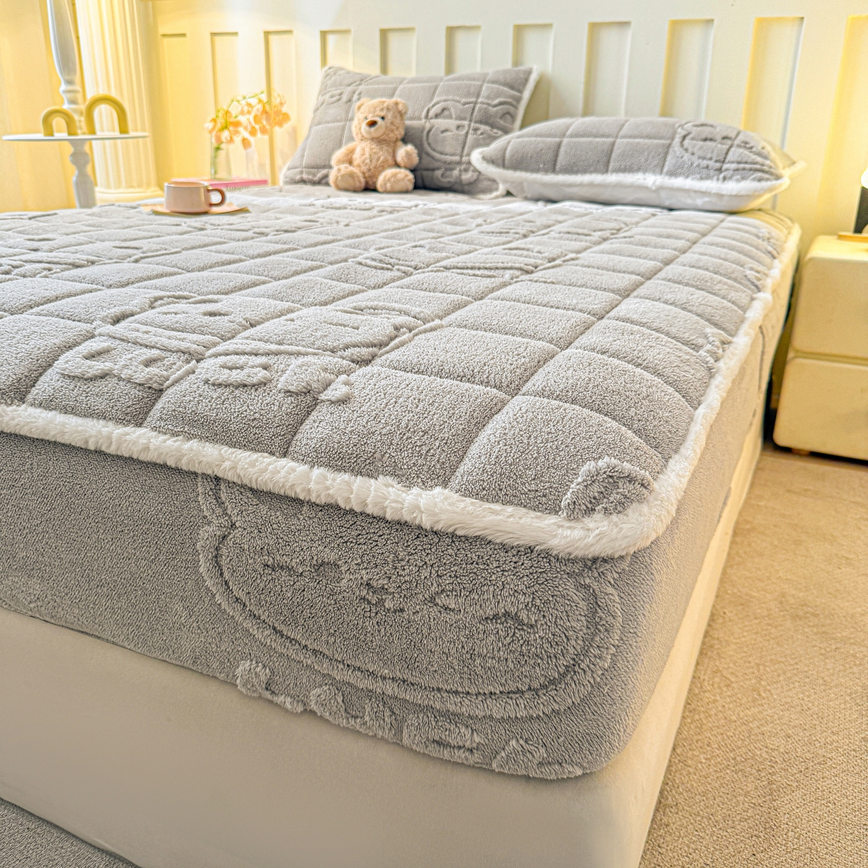 91家纺网 家纺一手货源 找家纺 予梦家纺 2025新款塔芙绒夹棉床笠单床笠 萌萌熊 星灰