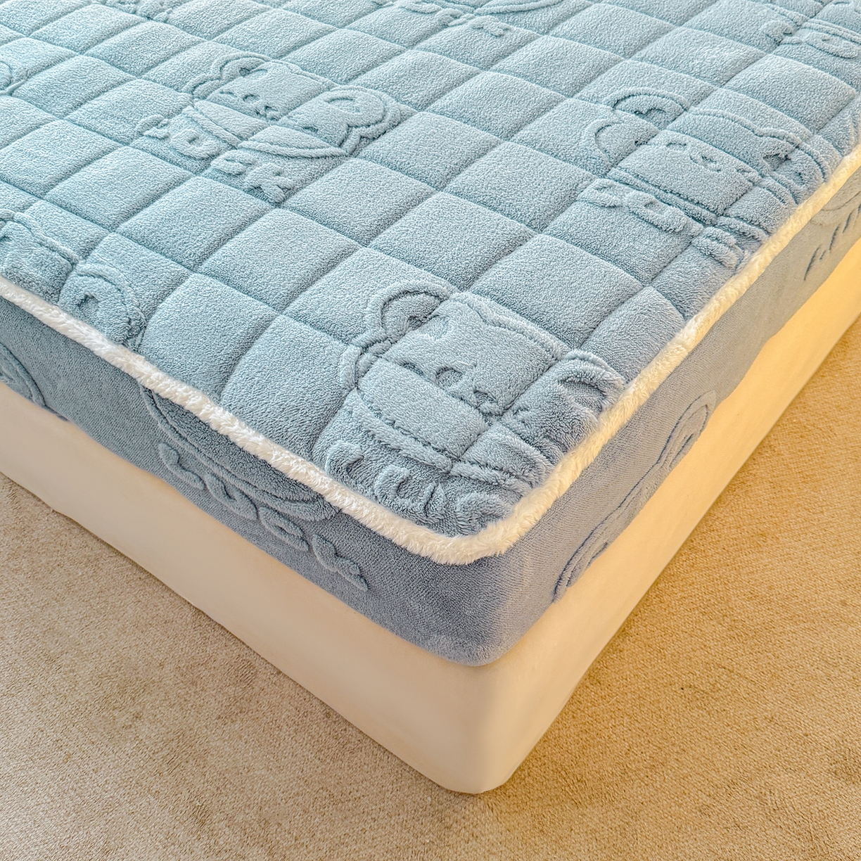 91家纺网 家纺一手货源 找家纺 予梦家纺 2025新款塔芙绒夹棉床笠单床笠 萌萌熊 苍蓝